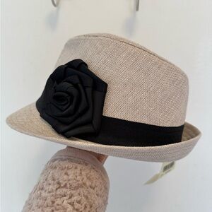Elegant Women’s Beige Fedora hat with Black Rose Accent. NWT One size.